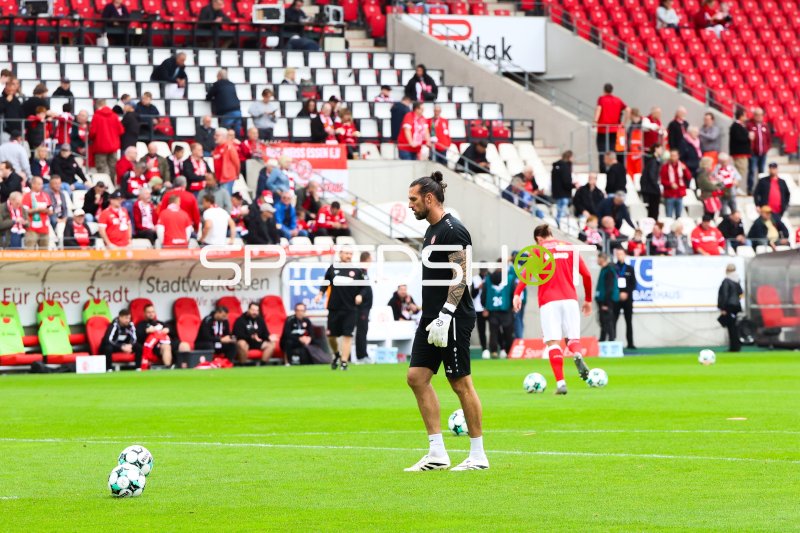 Manuel Lenz beim Aufwärmen im Stadion an der Hafenstraße