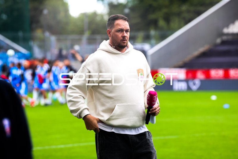 Trainer an der Seitenlinie im Stadion an der Hafenstraße