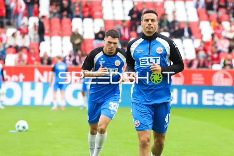 Kenan Fatkic (#4; FC Hansa Rostock) und Niklas Kölle (#32; FC Hansa Rostock) beim Aufwärmen