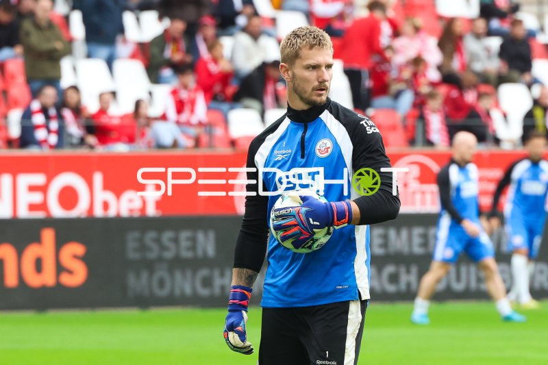 Luca Unbehaun (#1) beim Aufwärmen im Stadion an der Hafenstraße