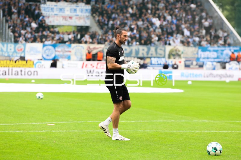 Manuel Lenz beim Aufwärmen im Stadion an der Hafenstraße