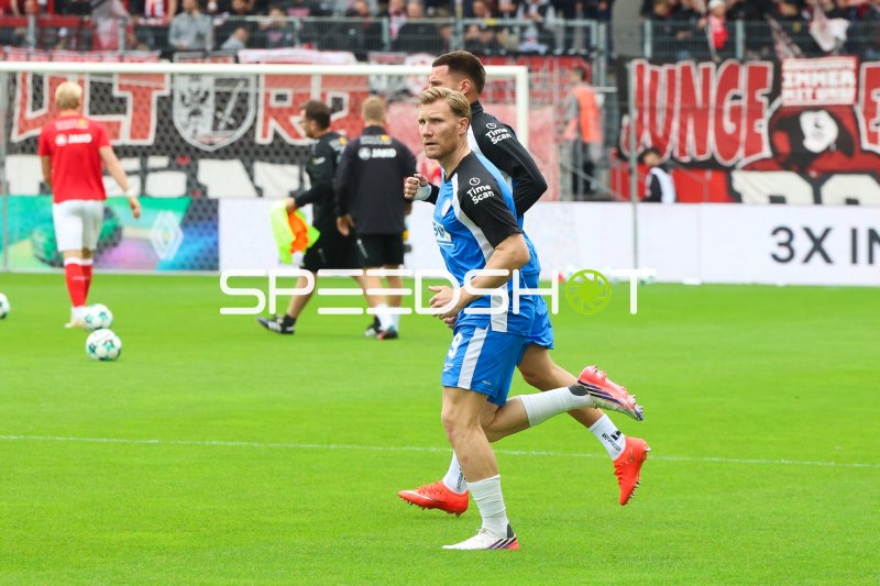 Andreas Voglsammer (#9; FC Hansa Rostock) im Spielaufbau