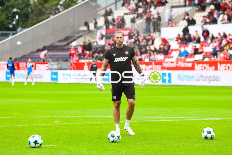 Manuel Lenz beim Aufwärmen im Stadion an der Hafenstraße