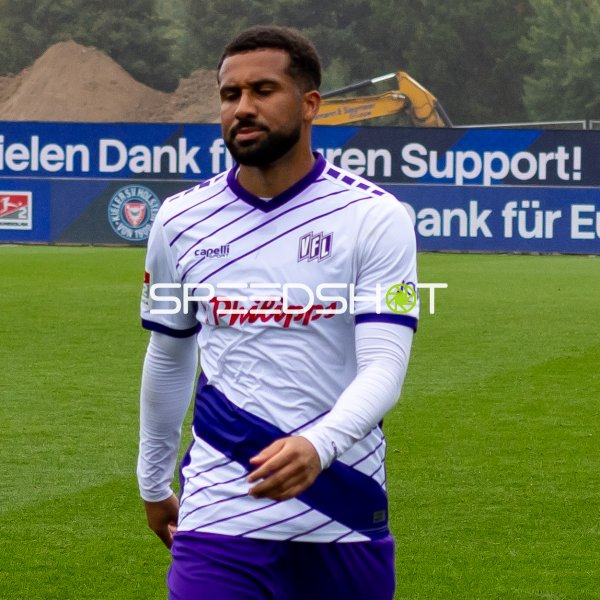 #7 Daniel-Kofi Kyereh (VfL Osnabrück) im Porträt auf dem Rasen des Holstein-Stadions