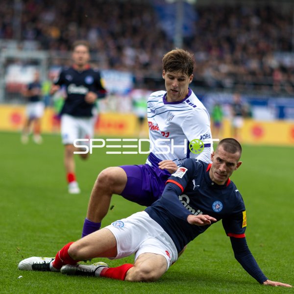 Bernd Riesselmann (#22; VfL Osnabrück) und David Zec (#26; Holstein Kiel) im Zweikampf