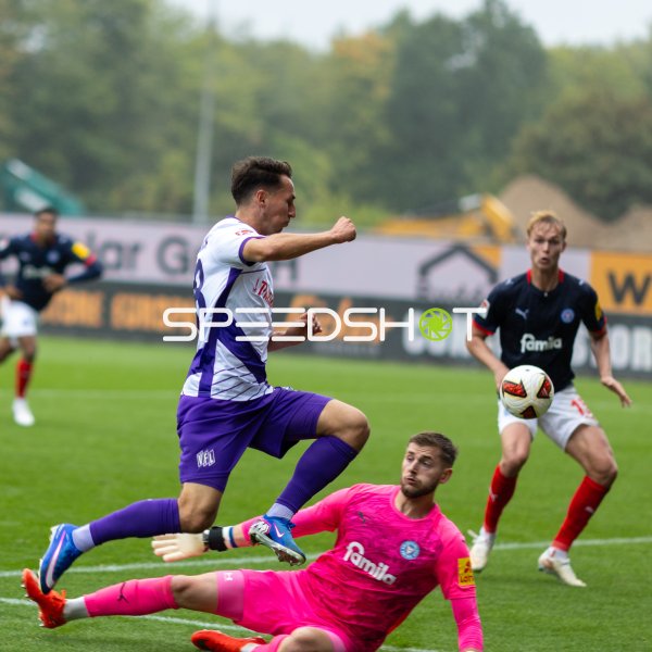 Timon Weiner (#1; Holstein Kiel) pariert Schuss im Holstein-Stadion