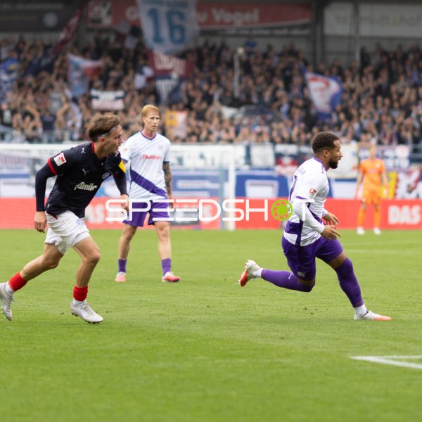 #7 Daniel-Kofi Kyereh (VfL Osnabrück) im Zweikampf