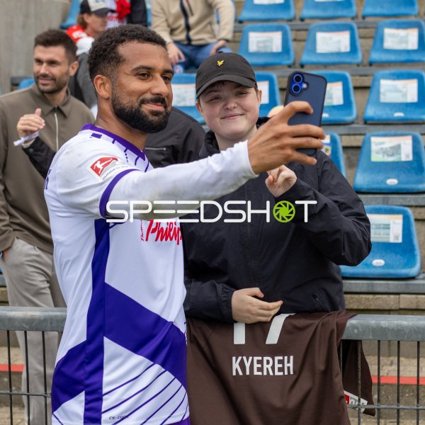 Daniel-Kofi Kyereh (#7; VfL Osnabrück) macht Selfie mit Fan im Holstein-Stadion