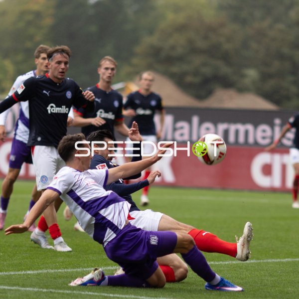 Spieler von VfL Osnabrück bei Flugball-Aktion gegen Holstein Kiel