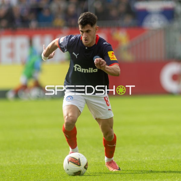#8 Guillermo Balzi (Holstein Kiel) mit Ball im Spielaufbau