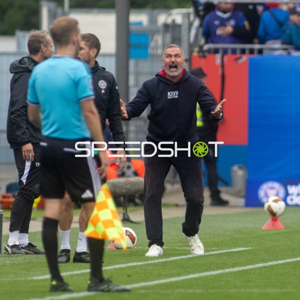 Trainer Tim Walter von Holstein Kiel coacht intensiv an der Seitenlinie