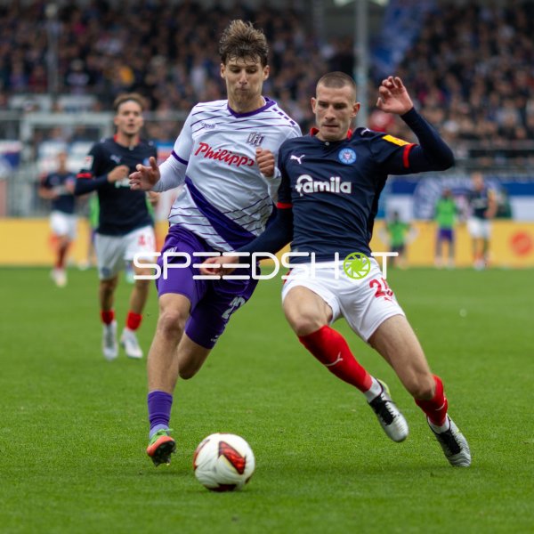 Bernd Riesselmann (#22; VfL Osnabrück) gegen David Zec (#26; Holstein Kiel)
