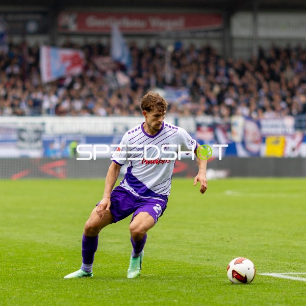 VfL Osnabrück Spieler beim Ballkontakt im Holstein-Stadion