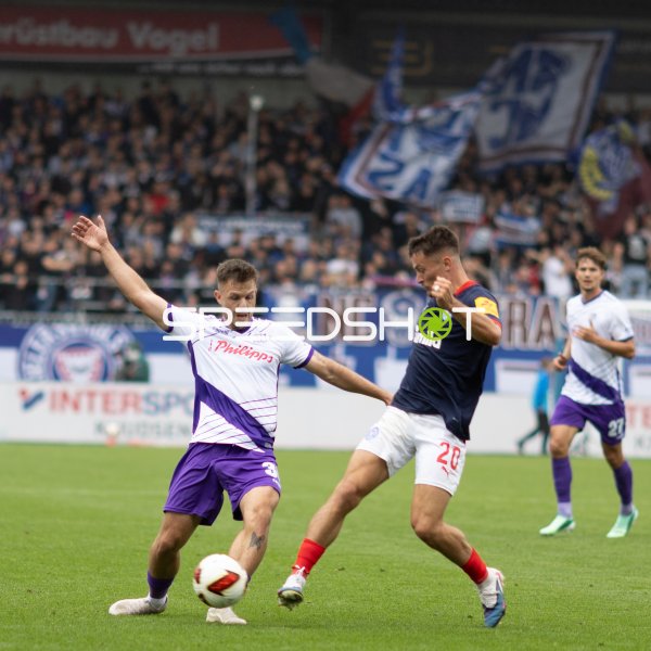 Patrick Kammerbauer (#31; VfL Osnabrück) im Zweikampf um den Ball
