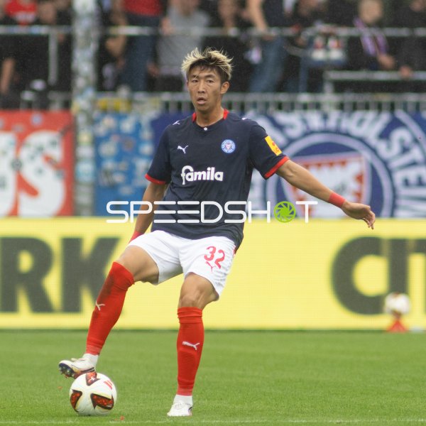 Hiroki Sekine (#32; Holstein Kiel) am Ball