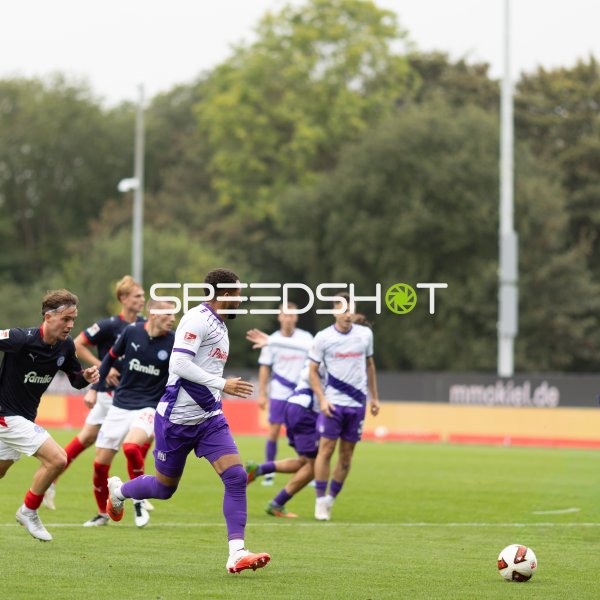 David Zec (#26; Holstein Kiel) im Dribbling gegen #7 Daniel-Kofi Kyereh (VfL Osnabrück)