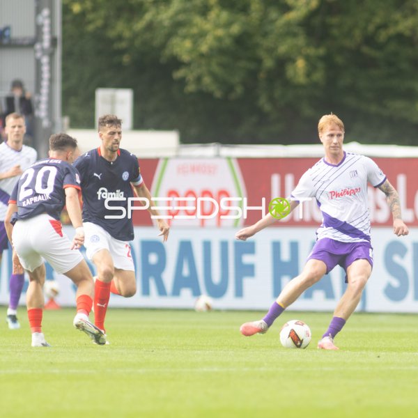 Bjarke Jacobsen (#15; VfL Osnabrück) gegen Jonas Meffert (#28; Holstein Kiel)