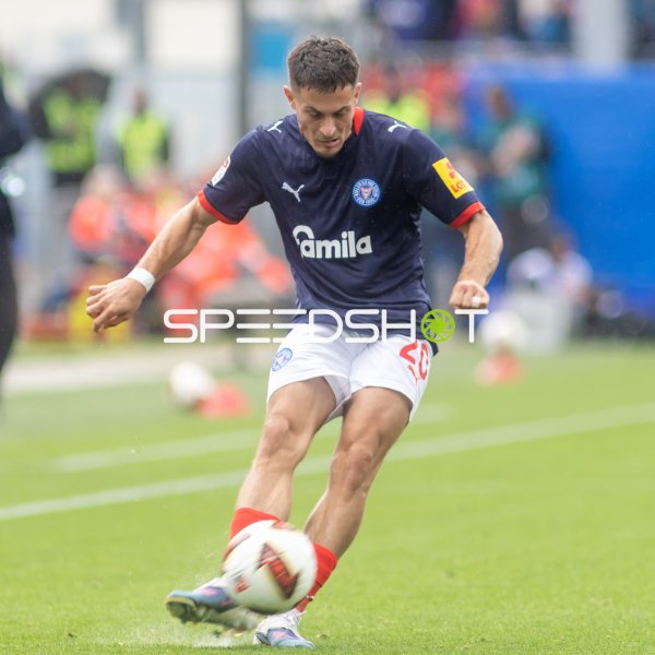 #40 Leon Parduzi (Holstein Kiel) bei Ballkontrolle im Holstein-Stadion