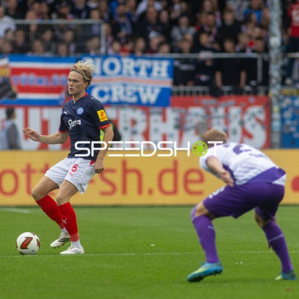 Holstein Kiel Spieler Noah Madsen (#5) im Spielaufbau gegen VfL Osnabrück