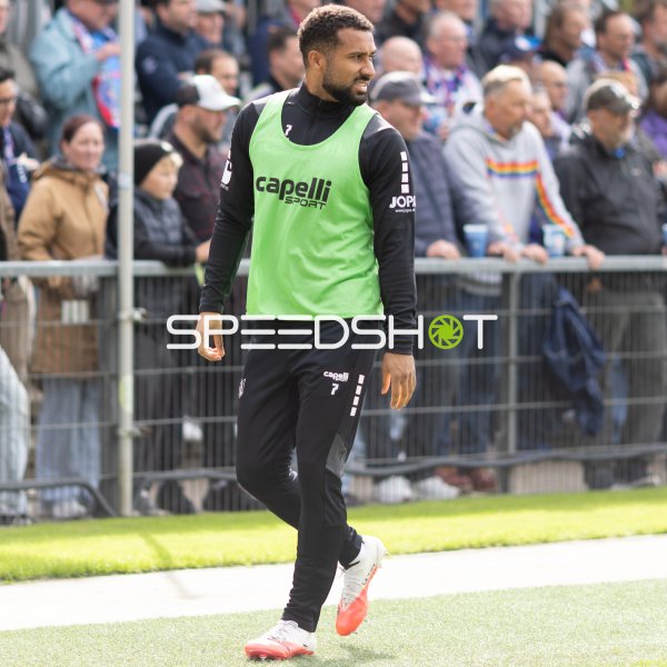 Daniel-Kofi Kyereh (#7; VfL Osnabrück) beim Aufwärmen im Holstein-Stadion