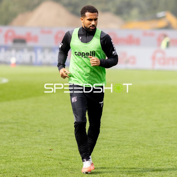 Daniel-Kofi Kyereh (#7; VfL Osnabrück) beim Aufwärmen