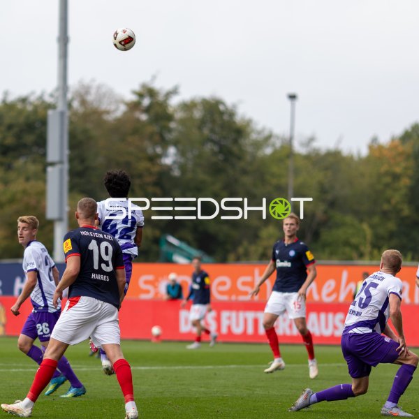 Fridolin Wagner (#26; VfL Osnabrück) im Luftduell gegen Holstein Kiel