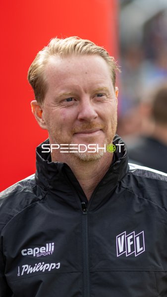 Porträt von Cheftrainer Timo Schultz im Holstein-Stadion