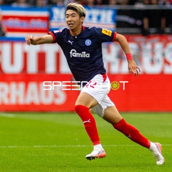 Hiroki Sekine (#32; Holstein Kiel) im Spielaufbau