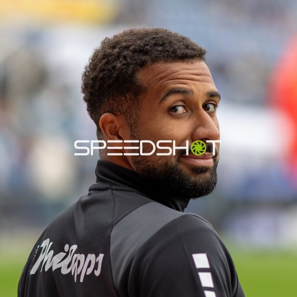 Daniel-Kofi Kyereh (#7; VfL Osnabrück) an der Seitenlinie