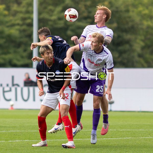 Hiroki Sekine (#32; Holstein Kiel) im Kopfballduell gegen Bjarke Jacobsen (#15; VfL Osnabrück)