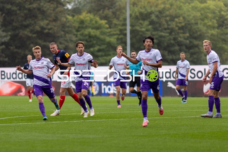 Niklas Wiemann (#25; VfL Osnabrück) im Spielaufbau gegen Holstein Kiel