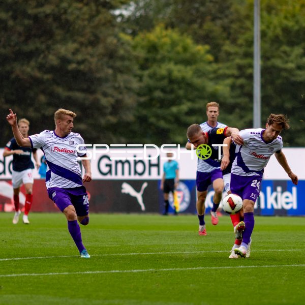Fridolin Wagner (#26; VfL Osnabrück) im Zweikampf gegen Bjarke Jacobsen