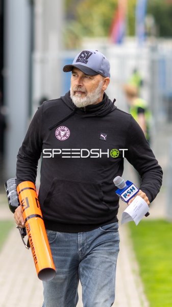 Holstein-Stadionsprecher York Lange vor dem Spiel gegen den VfL Osnabrück