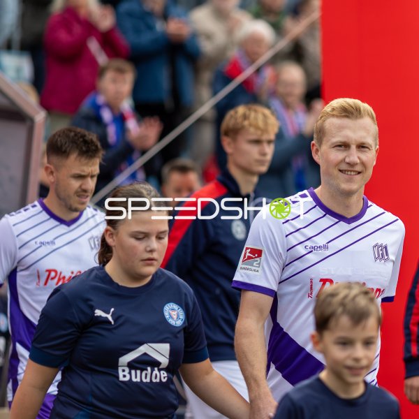 Patrick Kammerbauer (#31; VfL Osnabrück) und Niklas Wiemann (#25; VfL Osnabrück) bei Mannschaftsaufstellung