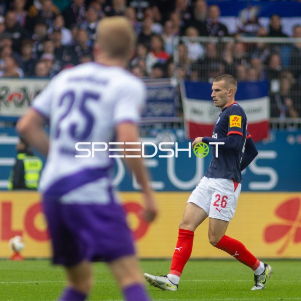 David Zec (#26; Holstein Kiel) im Spielaufbau gegen VfL Osnabrück