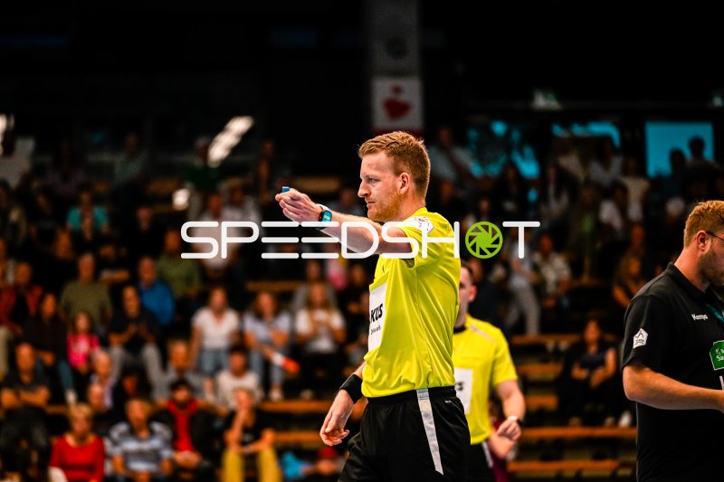 Schiedsrichter Nico Bärmann dirigiert Spielzug in Göppingen