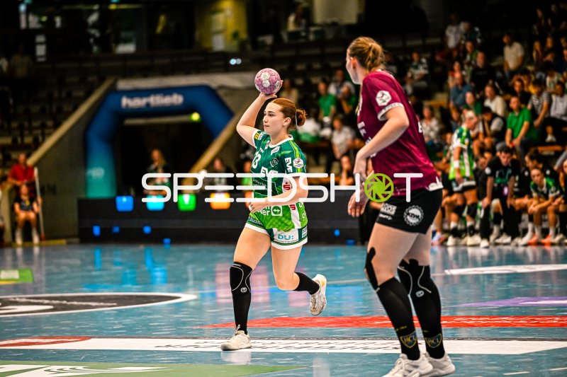 Aylin Bornhardt (#13; Frisch auf Göppingen) mit Ball im Angriff