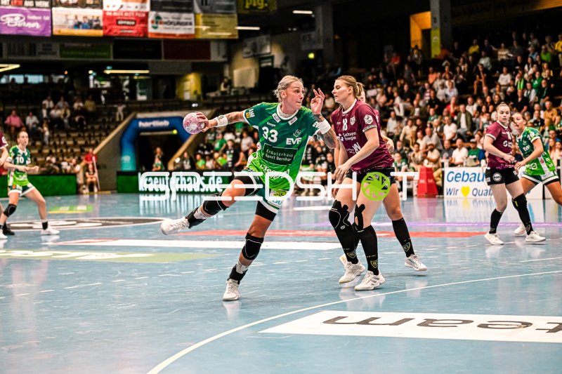 Luisa Schulze (#33; Frisch auf Göppingen) im Wurf gegen HC Leipzig