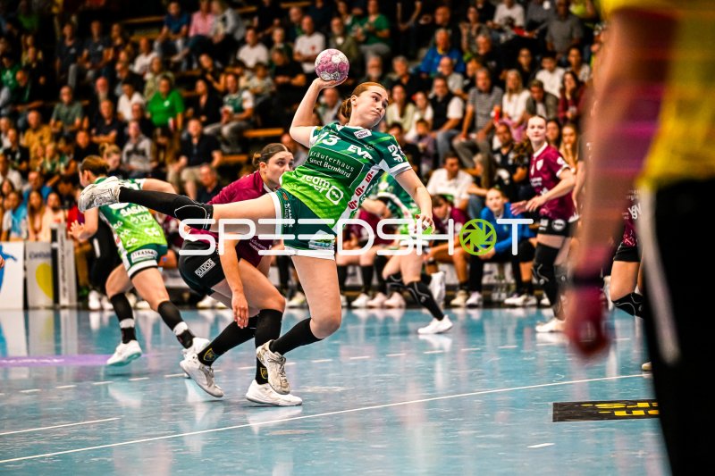 Aylin Bornhardt (#13; Frisch auf Göppingen) im Sprungwurf