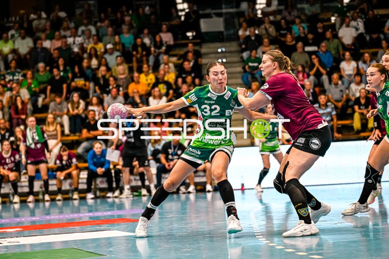 Haruno Sasaki (#32; Frisch auf Göppingen) im Eins-gegen-Eins gegen HC Leipzig