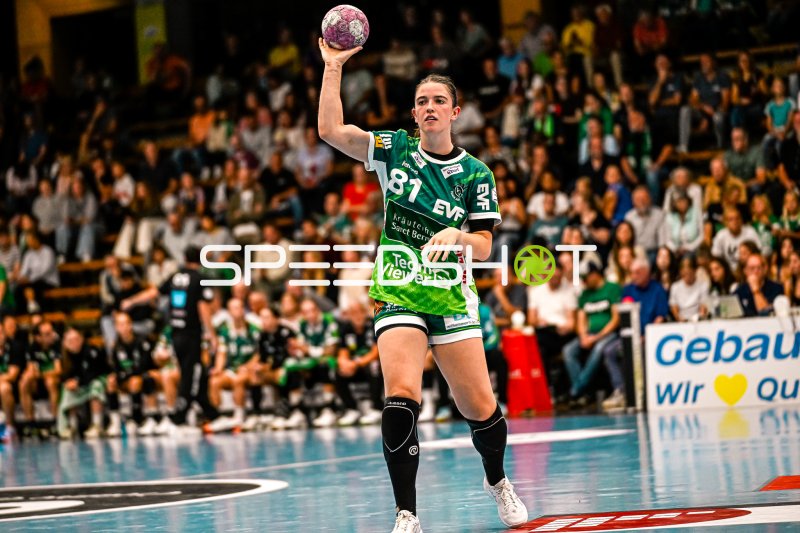 Lea Neubrander (#81; Frisch auf Göppingen) beim Sprungwurf