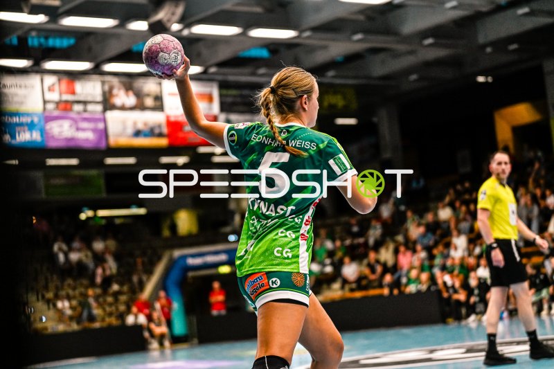 Ann Kynast (#5; Frisch auf Göppingen) beim Wurf
