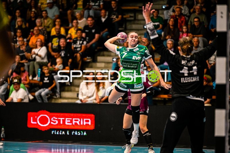 Spielerin von Frisch auf Göppingen beim Sprungwurf in der EWS Arena