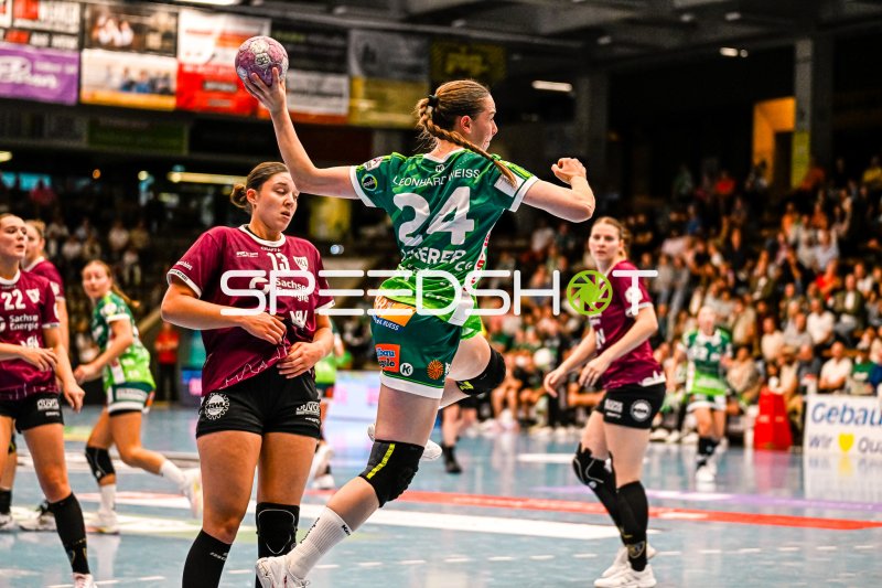 Luisa Scherer (#24; Frisch auf Göppingen) mit Sprungwurf