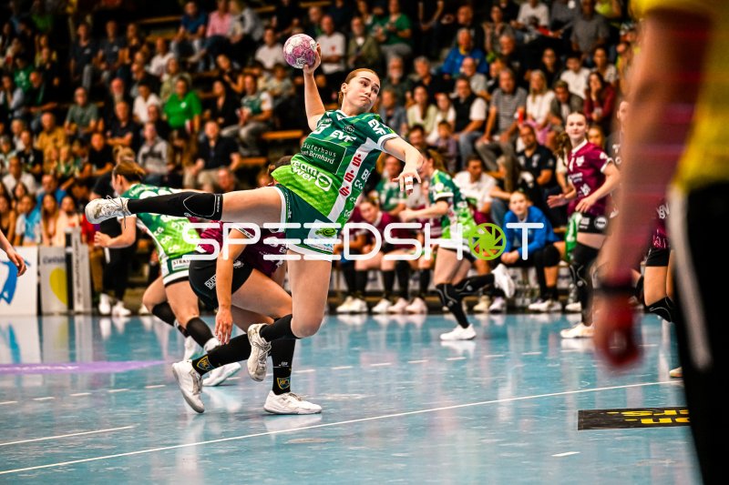 Aylin Bornhardt (#13; Frisch auf Göppingen) im Sprungwurf