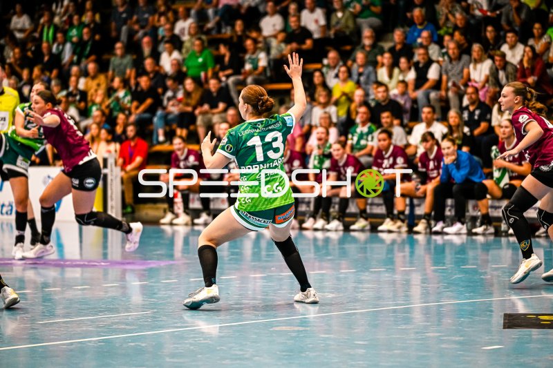 Aylin Bornhardt (#13; Frisch auf Göppingen) im Sprungwurf