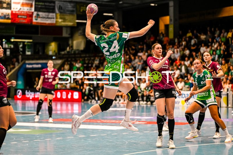 Luisa Scherer (#24; Frisch auf Göppingen) springt zum Wurf