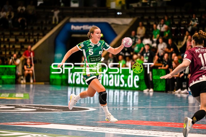 Ann Kynast (#5; Frisch auf Göppingen) im Sprungwurf