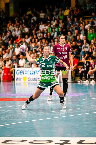 Haruno Sasaki (#32; Frisch auf Göppingen) mit Wurf aufs Tor