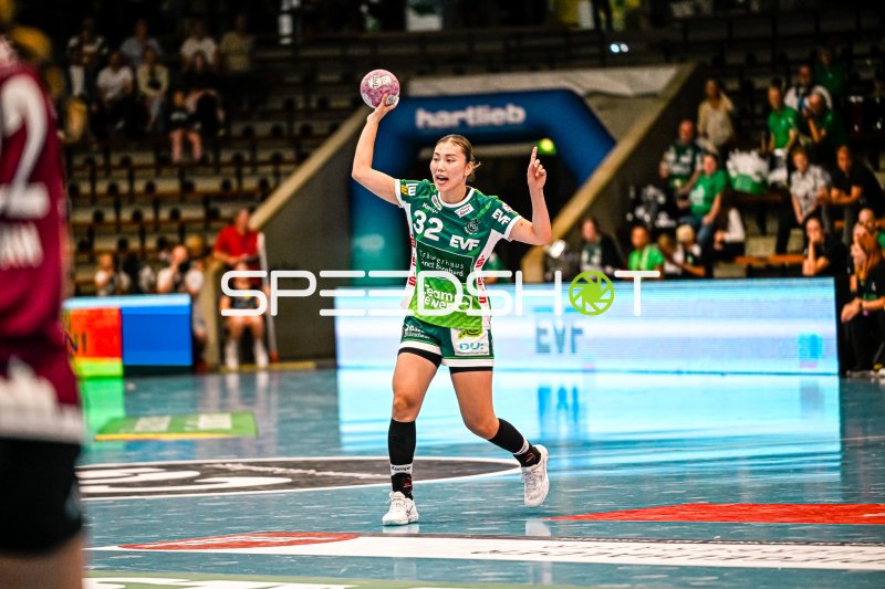 Haruno Sasaki (#32; Frisch auf Göppingen) beim Sprungwurf